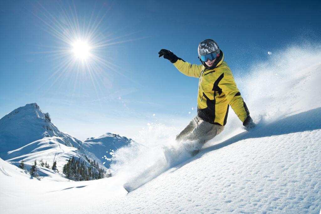 Jeune snowboarder dans la poudreuse