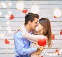 Jeune couple le jour de la Saint-Valentin