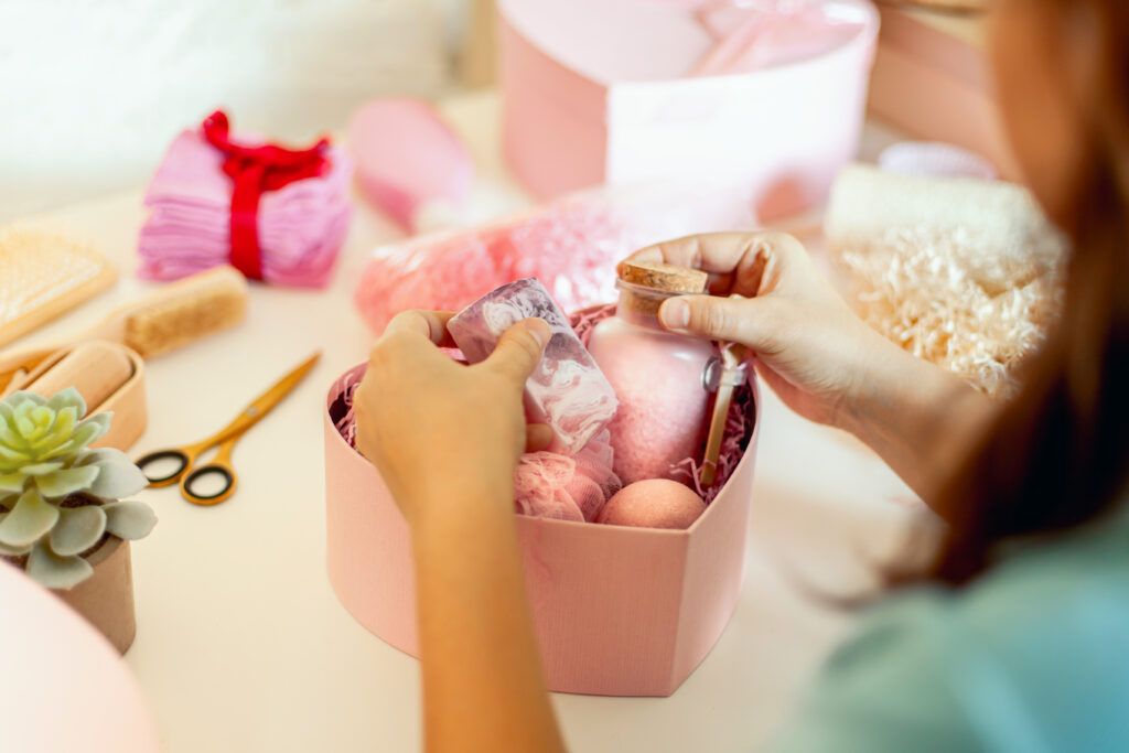 Boîte rose ouverte contenant des produits cosmétiques