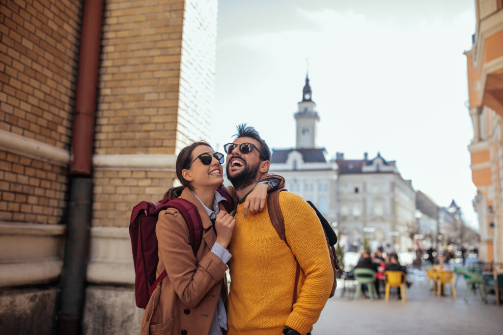 Couple heureux en voyage