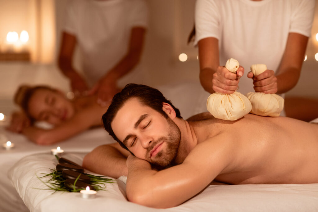 Couple en pleine séance de massage