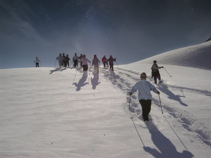 Randonnée en raquettes de neige la nuit