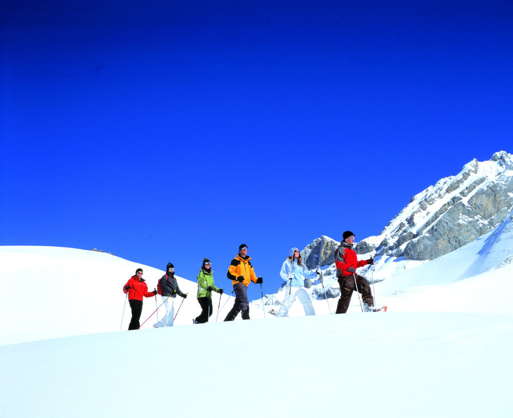 Randonneurs en raquettes à la montagne