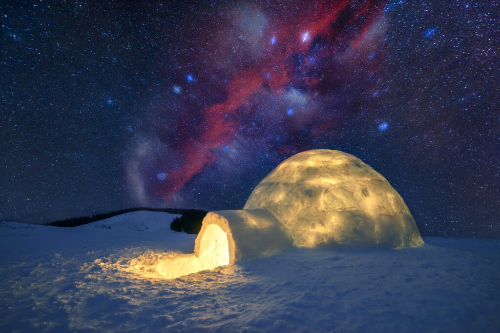 Scène hivernale avec igloo enneigé et voie lactée