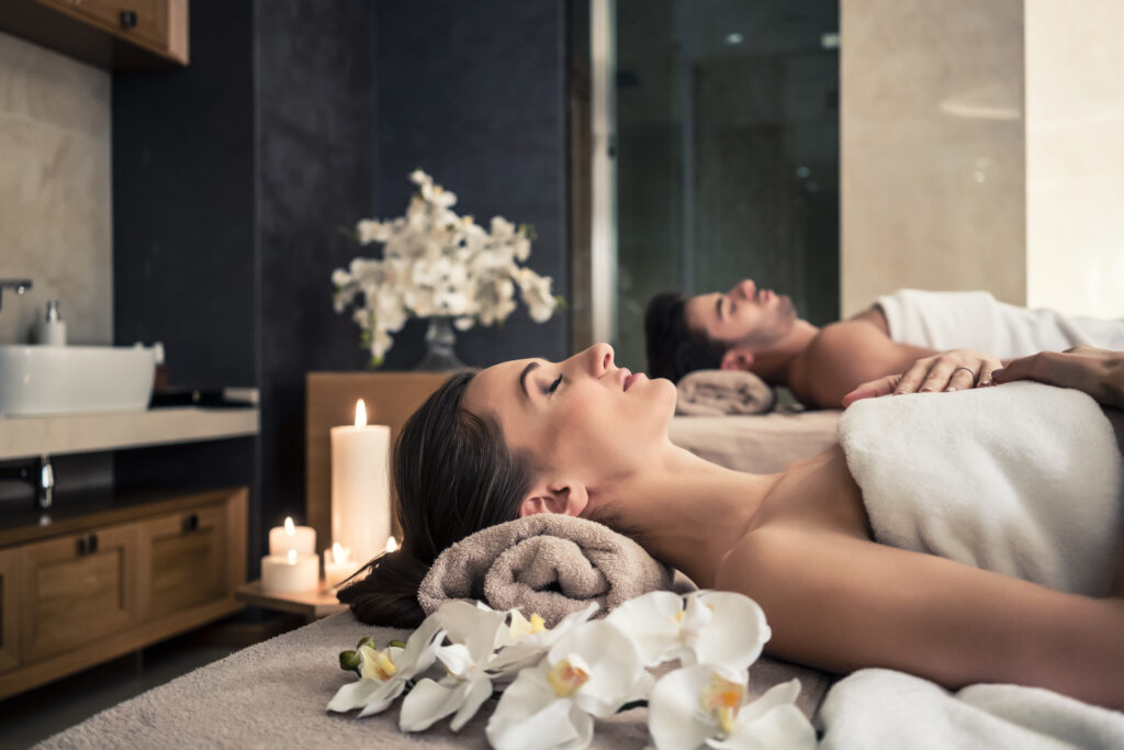 Une femme et un homme allongés au spa