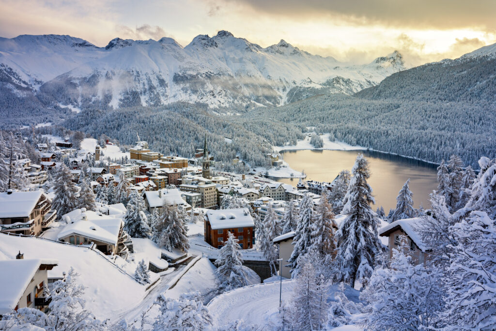 Vue panoramique de Saint-Moritz sous la neige