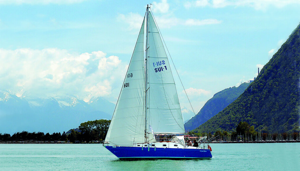 Bateau voguant avec montagnes en arrière-plan