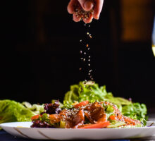 Chef préparant un met gastronomique