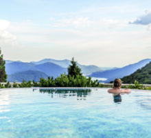 Piscine extérieure parmi les montagnes