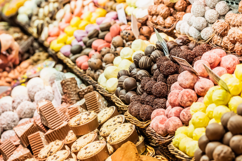 Gros plan sur des chocolats de toutes les couleurs