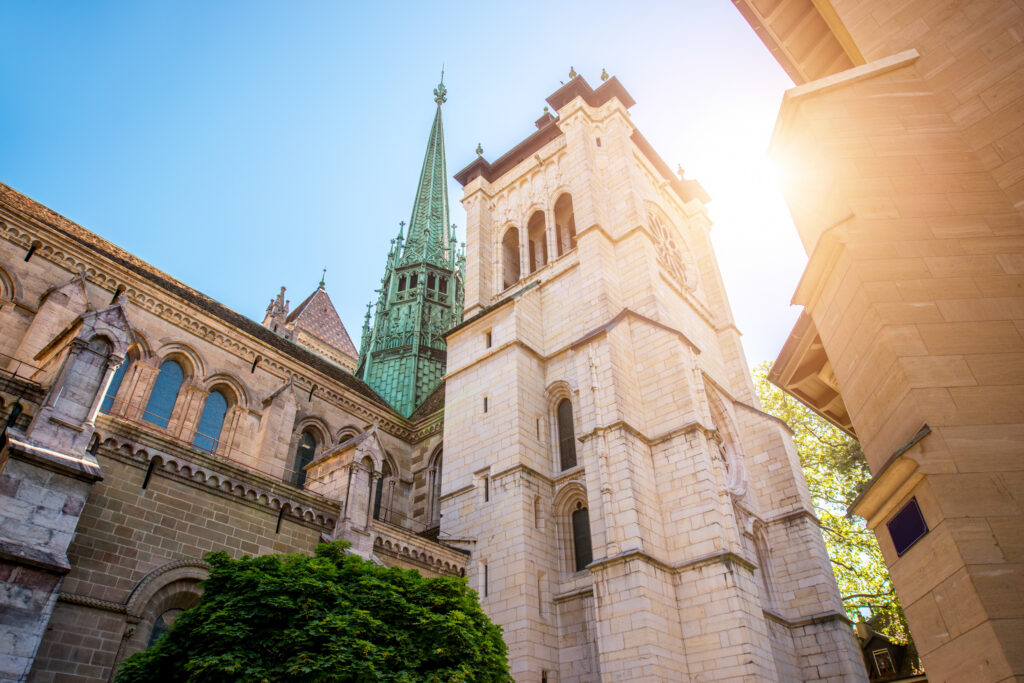 Vue en contre-plongée de la cathédrale Saint-Pierre à Genève