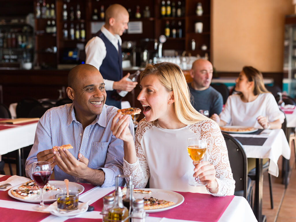 Amis partageant un repas au restaurant