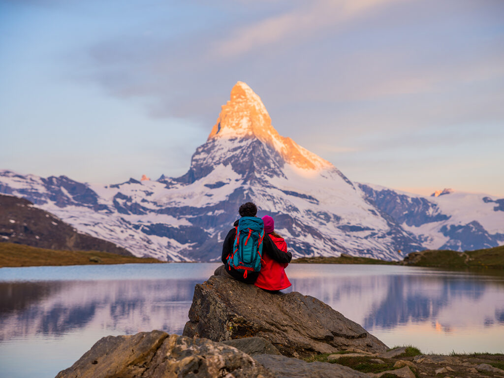 Couple devant un coucher de soleil à Zermatt