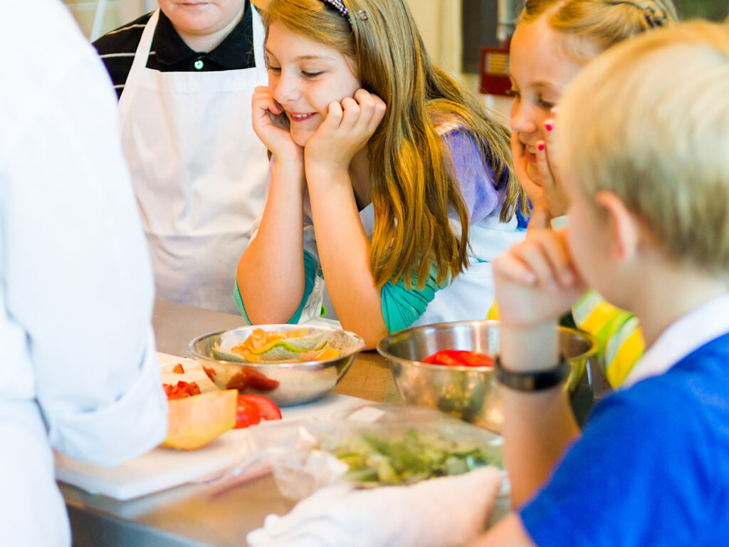 Enfants heureux en cours de cuisine