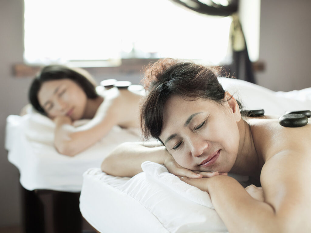 Une mère et sa fille appréciant un massage