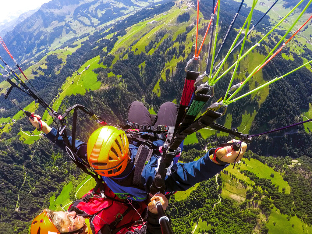 Parapente au-dessus de l'Entlebuch