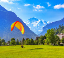 Un parapente atterrit à Interlaken