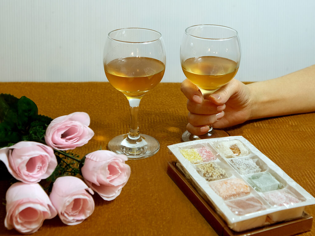 Dégustation de vin à domicile avec gourmandises et fleurs