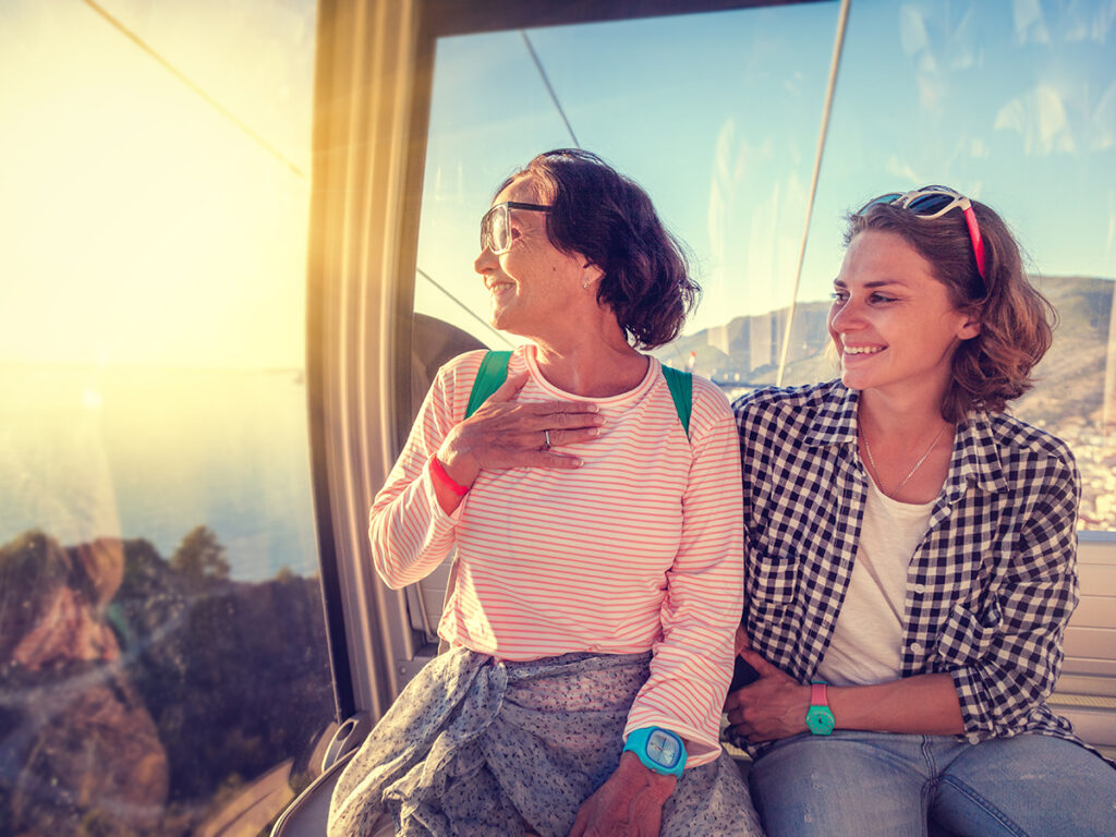 Trajet en télécabine lors d’un voyage mère-fille
