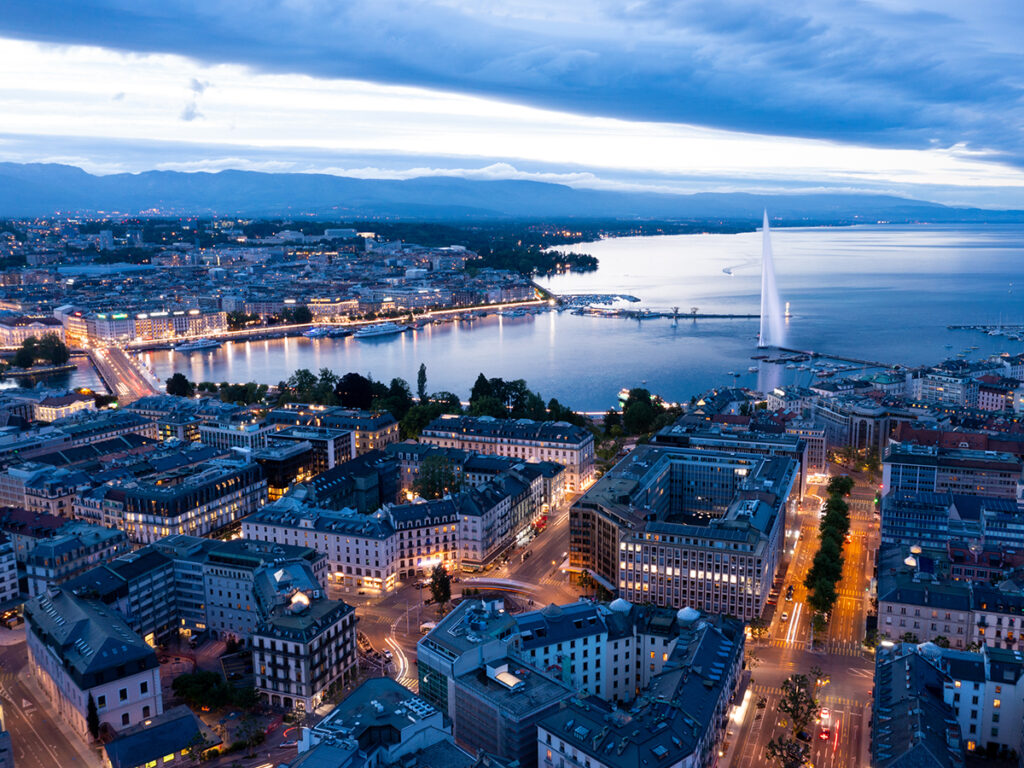 Vue aérienne nocturne de Genève