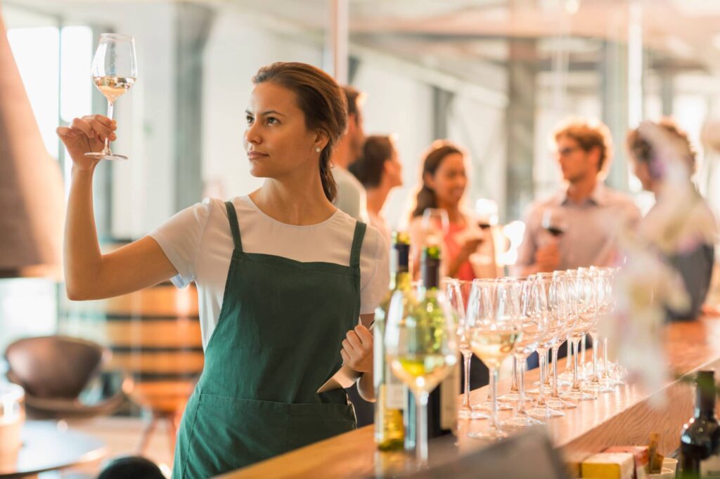 femme pedant une dégustation de vin