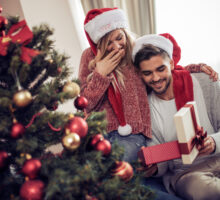 Un couple qui reçoit un cadeau de Noël pour deux.