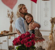 Jeune couple romantique s'embrassant lors de la célébration de la saint-valentin dans une maison décorée.