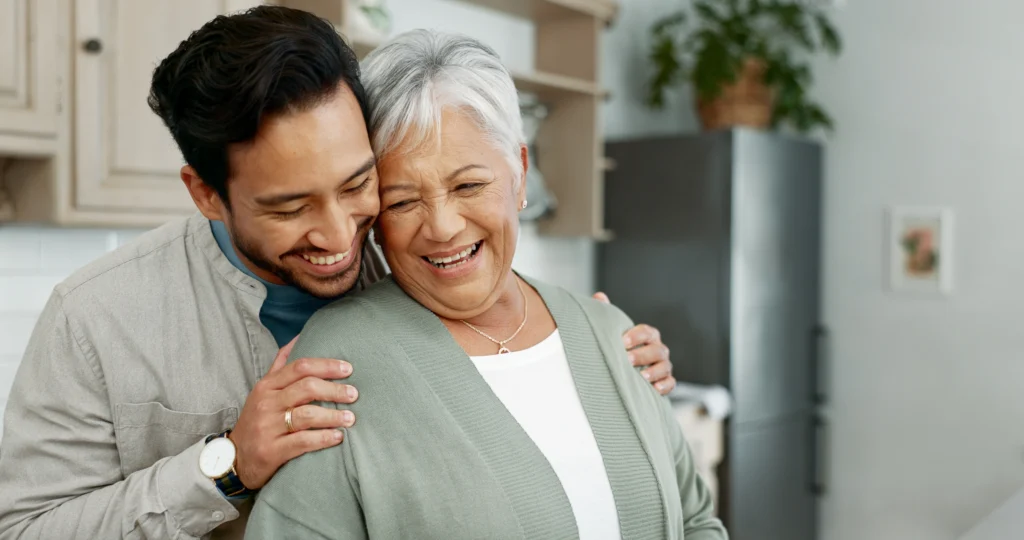 Une mère âgée et un fils s'embrassent pour la fête des mères, le soutien et l'expression de l'amour.