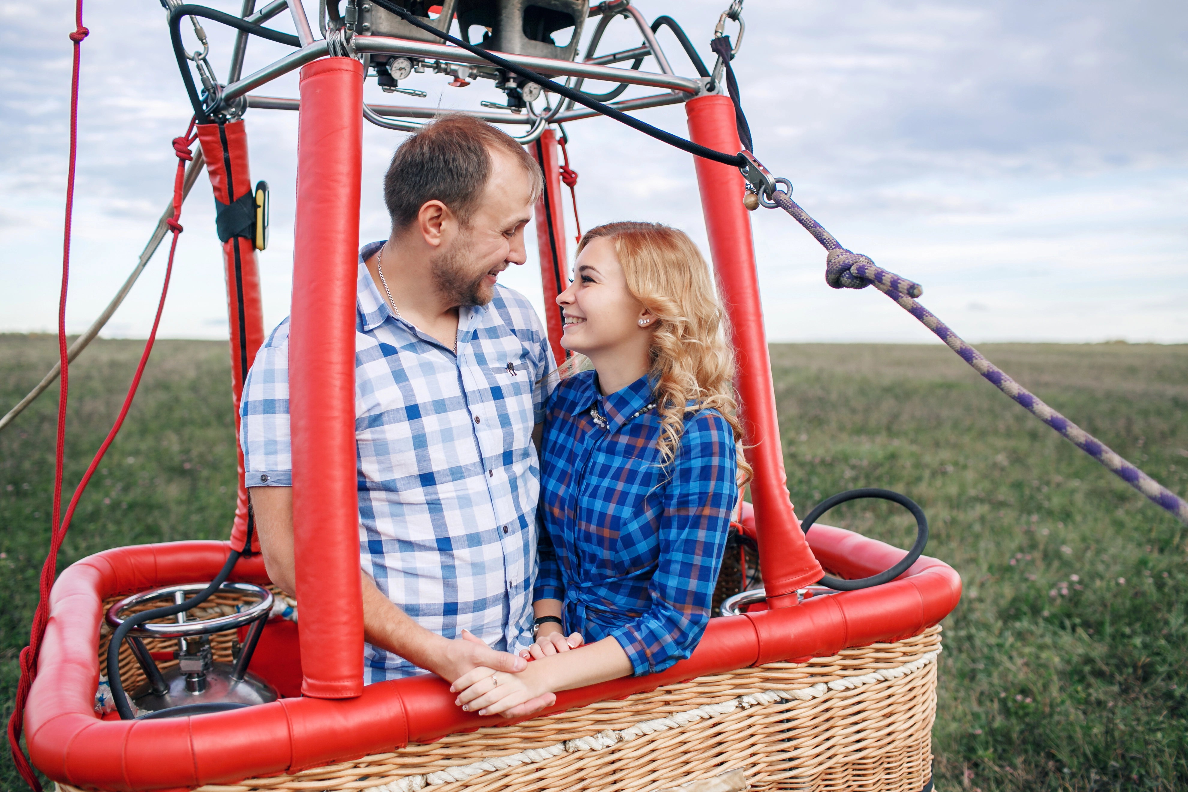 Beau couple romantique s'étreignant dans une montgolfière bascket