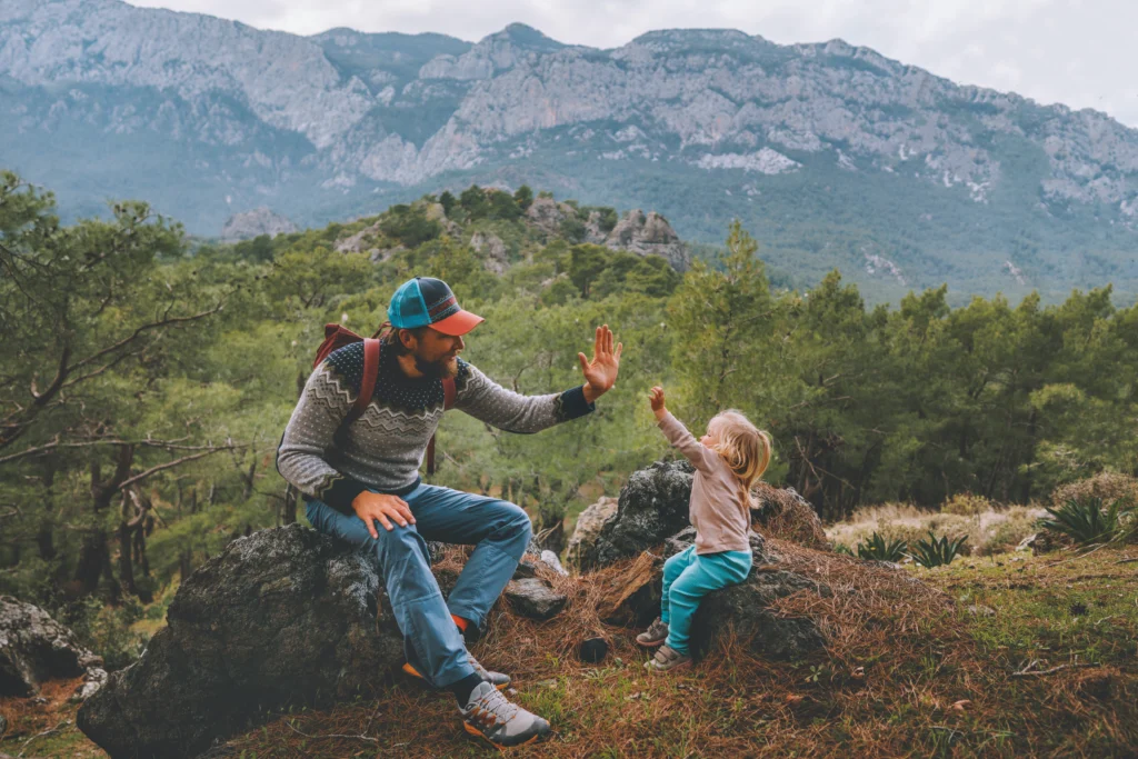Famille père fan d'aventure et sa enfant fille de cinq ans voyage en montagne, randonnée ensemble pendant les vacances d'été en plein air.