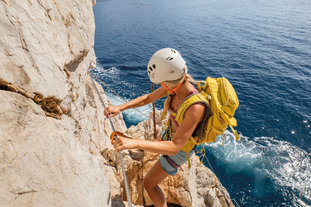 Femme corpulente faisant de l'escalade en été, cadeaux de noël pour un amateur de sensations fortes.
