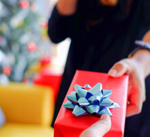 Un homme offre un cadeau de noel à petit prix