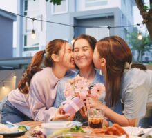 Deux jeunes filles on organiser une surprise pour leur maman pour la fête des mères