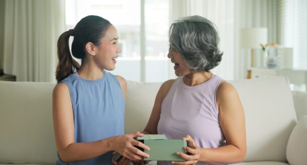 Offrir un cadeau à sa belle-mère pour la Fête des Mères : bonne ou mauvaise idée?