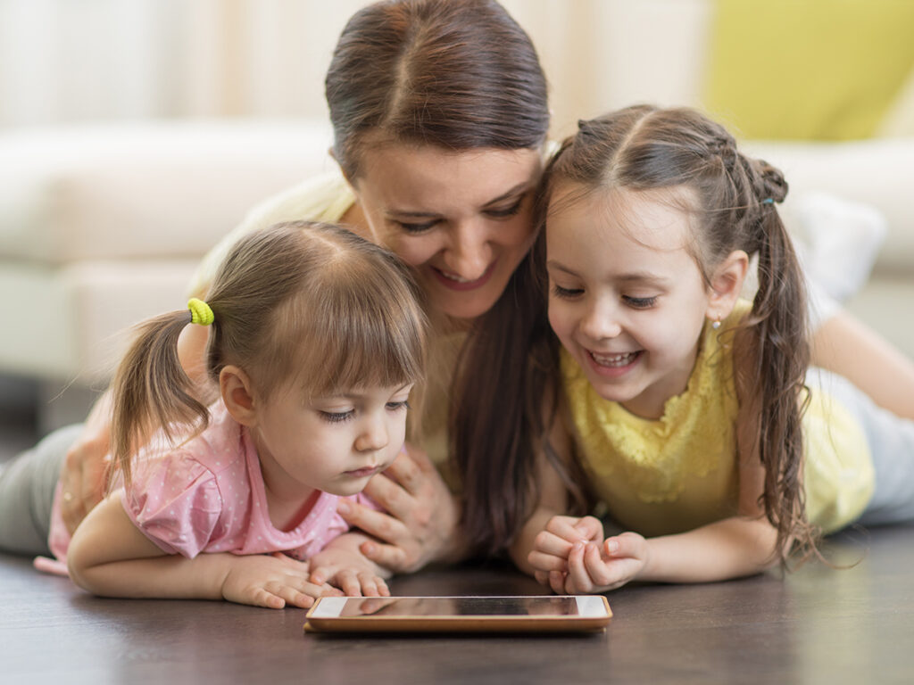 Una pausa di gioco tra madre e figli