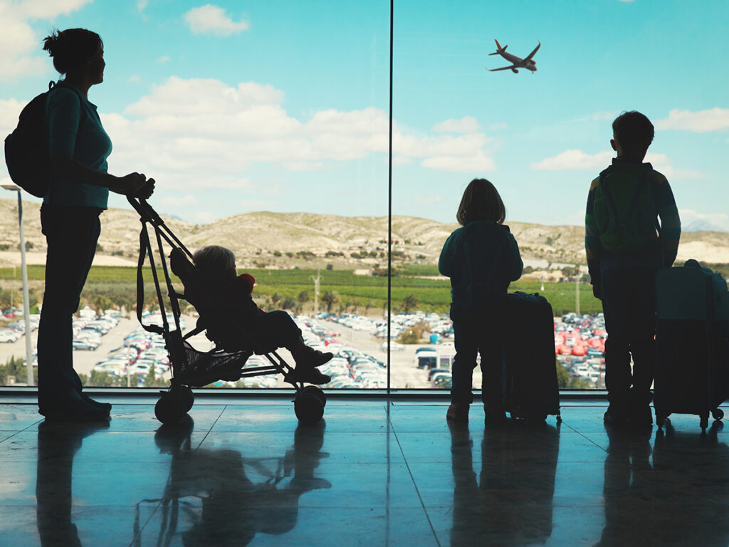 Mamma e figli in partenza