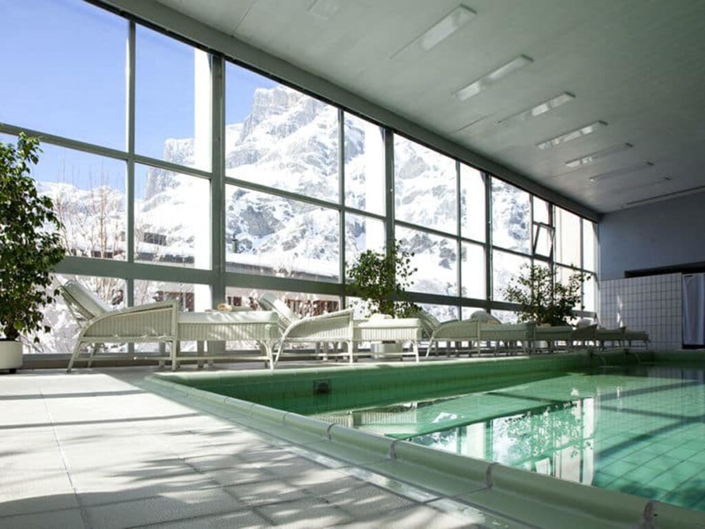 Piscina coperta con vista sulle Alpi innevate