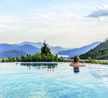 Piscina scoperta con vista sulle montagne