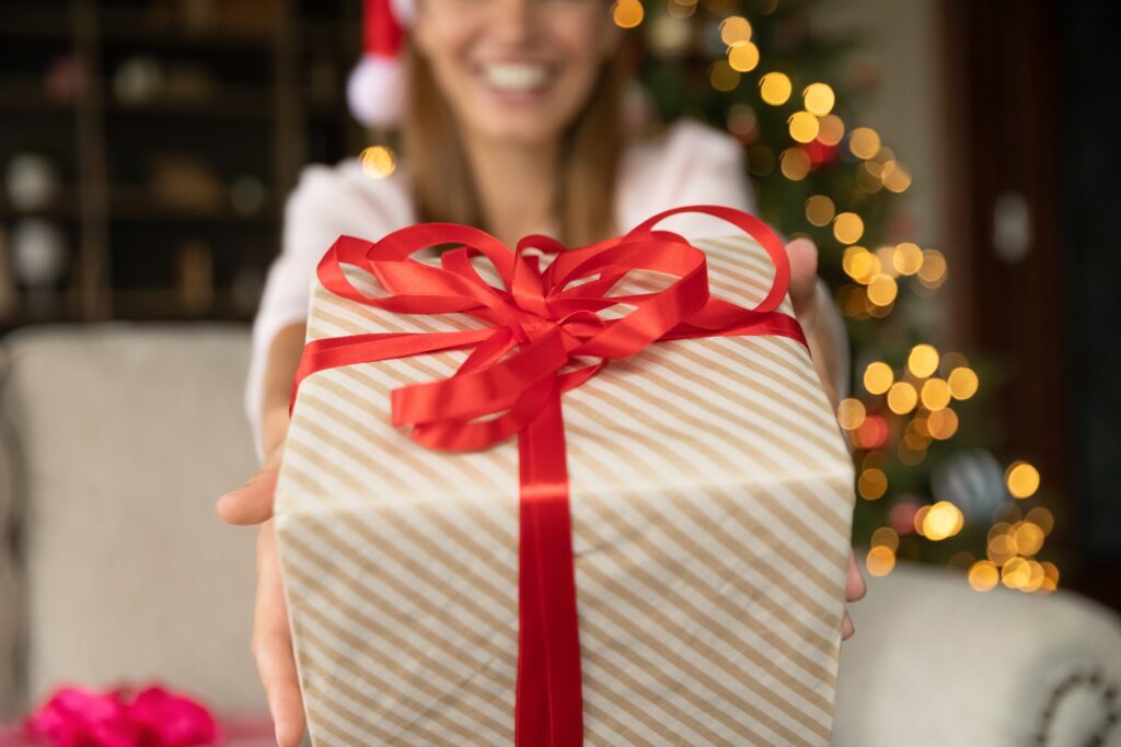 Joven entregando regalo de Navidad