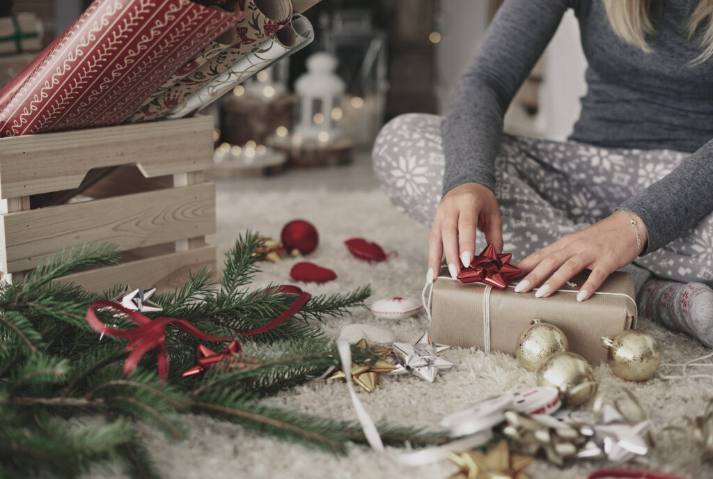 Joven envolviendo regalos de forma original