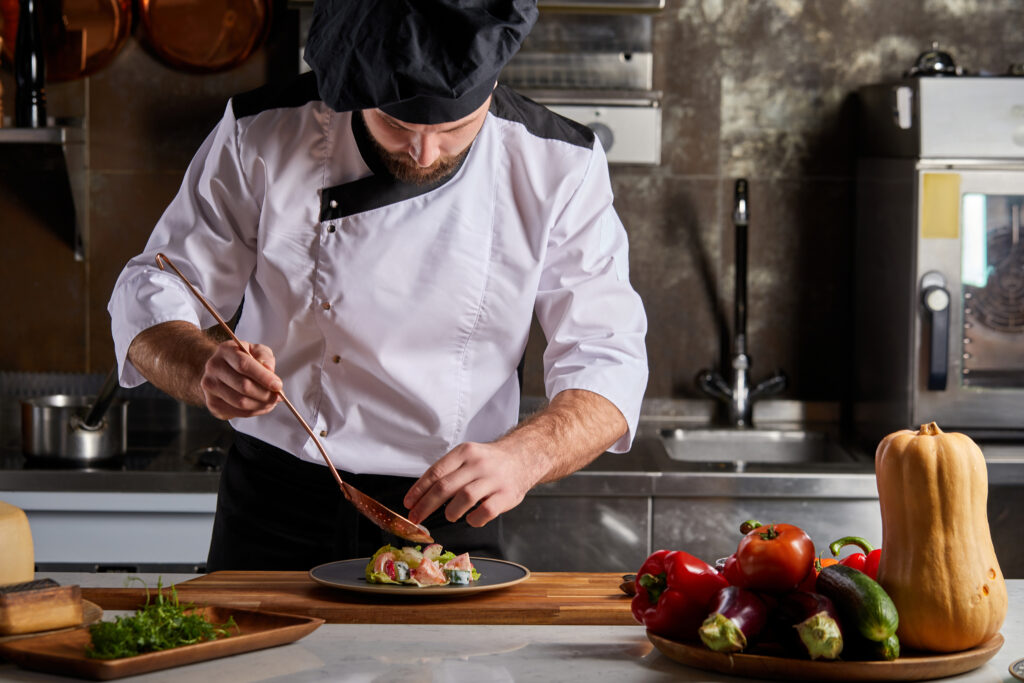 Un chef emplatando la comida