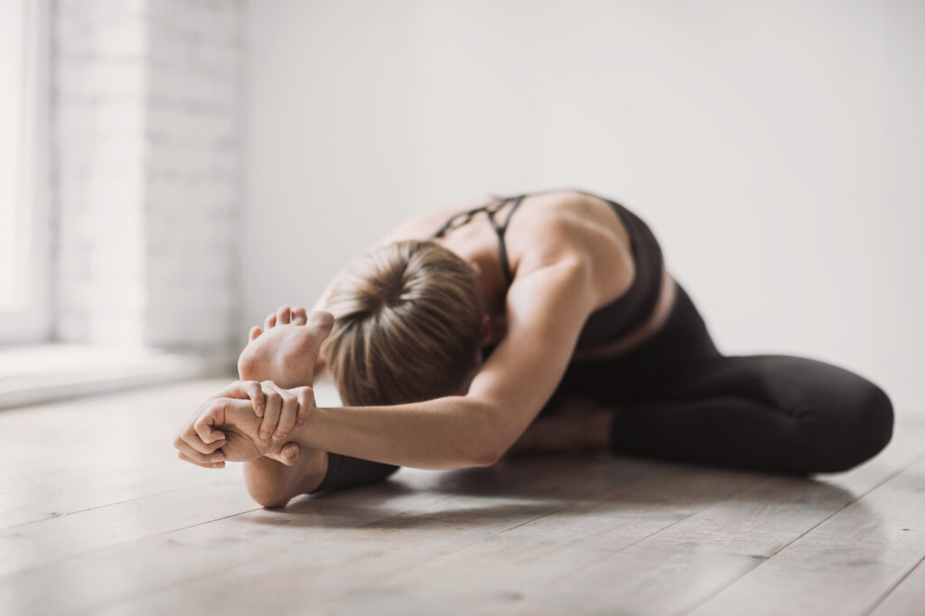 Chica haciendo ejercicios de yoga