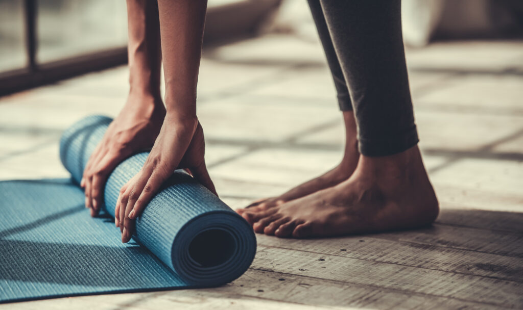 Recogiendo la esterilla de yoga