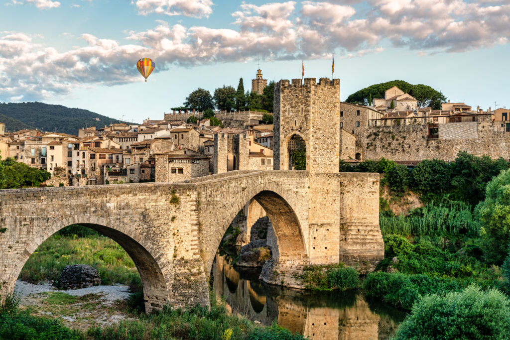 Un globo sobrevolando la ciudad medieval de Besalú, Girona