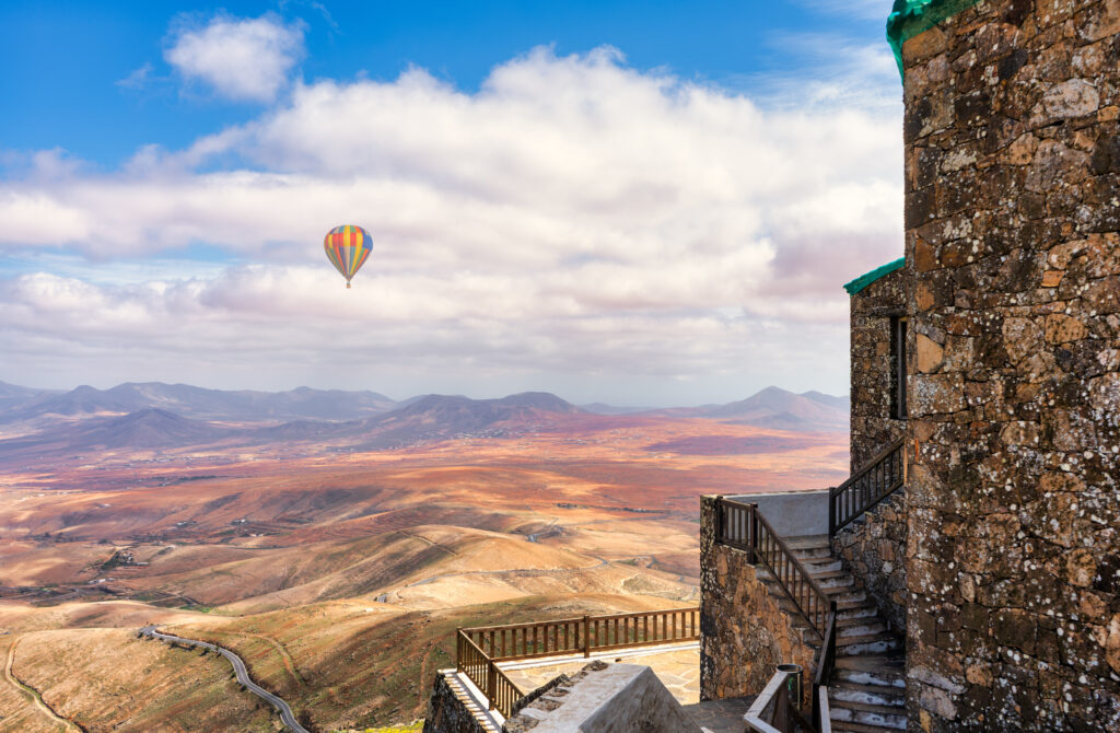 Un globo sobre la isla canaria de Fuerteventura