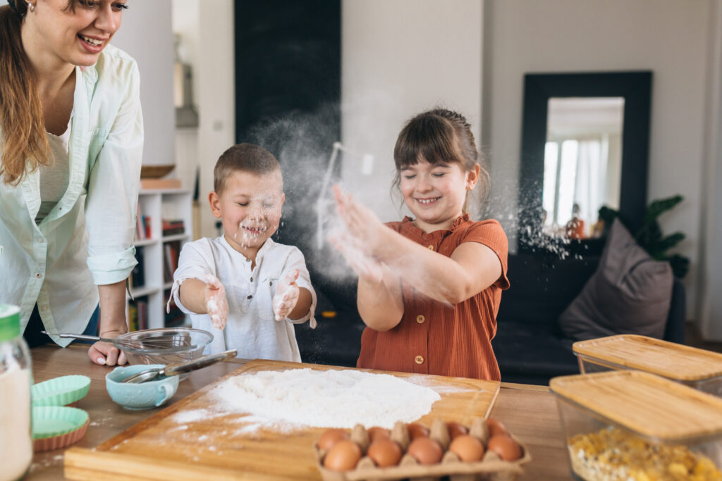 Madre e hijos cocinando en casa