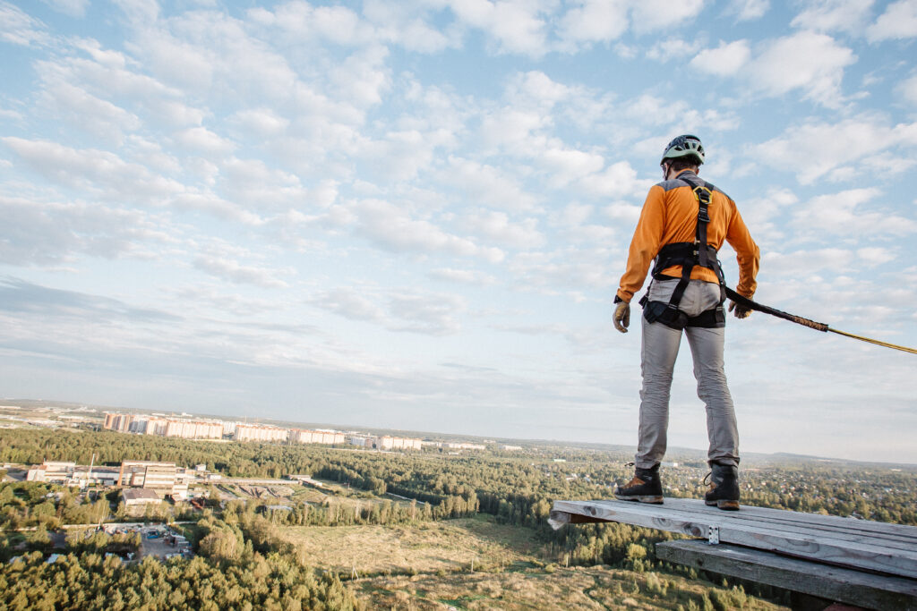 Hombre preparado para saltar en una experiencia de puenting