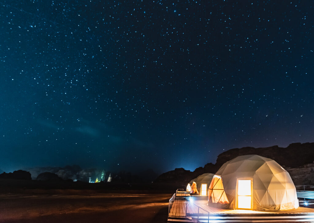 Hoteles burbuja bajo el cielo estrellado