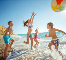 Niños jugando en la playa