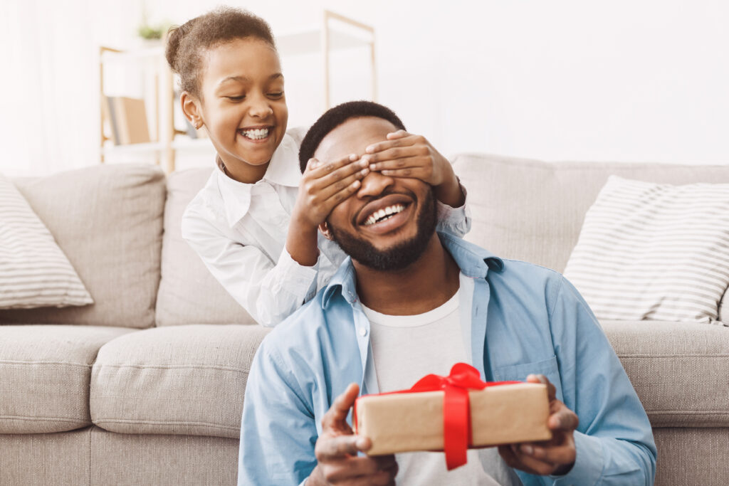 Niña dando un regalo a su padre